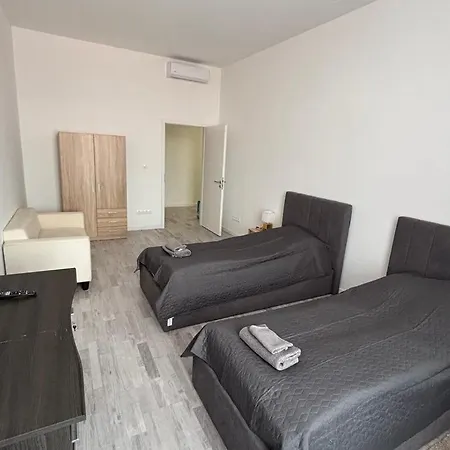 Lejlighed Ujszeru, Jol Felszerelt Lakas A Varos Sziveben, Ingyenes Parkolassal!